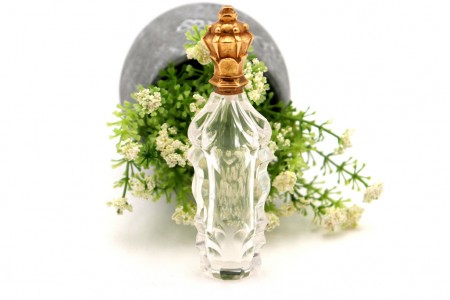 Frasco em vidro lapidado com tampa em ouro